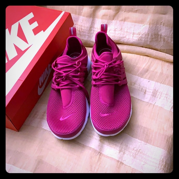 women's fuchsia nike shoes